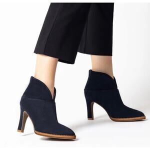 Jon Josef Ryder Ankle Boots in Black - size 7